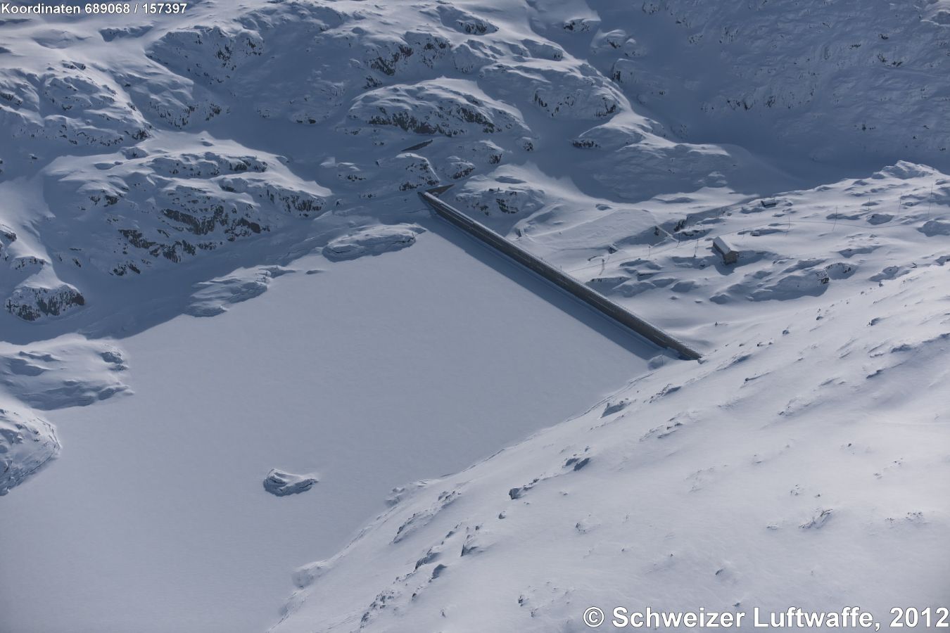 Lago della Sella; Gotthard (Position: 2'689'088.33, 1'157'442.85). Die Nutzung des Stausee erfolgt in der Kraftwerkszentrale Airolo im Verbund mit dem Lucendro Stausee, der auf der Westseite des Gotthard Hospizes liegt.